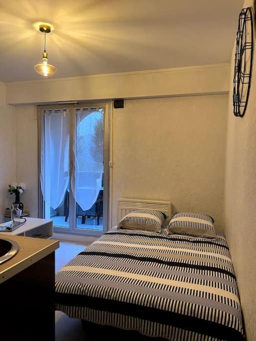 Joli Studio Avec Parking Prive Moulins  Bagian luar foto